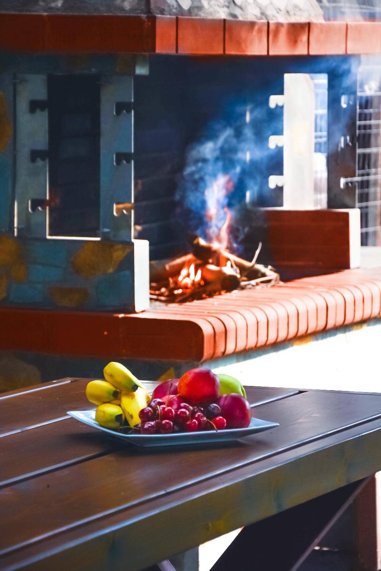 Nikoletakis Apartments 파랄리아 판탈레이모노스 외부 사진